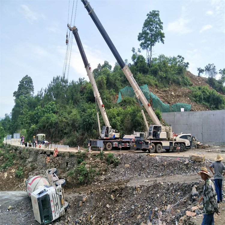 六安金安汽车掉沟里叫吊车救援要多少钱